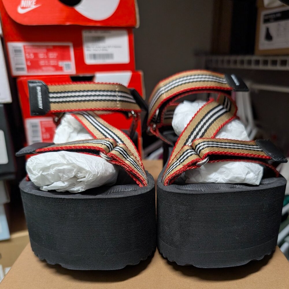 Burberry Sandal EUR 35